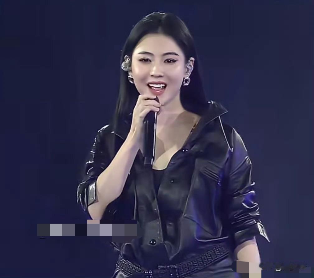 张柏芝怎么“肿”了？！前天看到网友发的张柏芝演唱会现场路透，网友们纷纷留言说不相