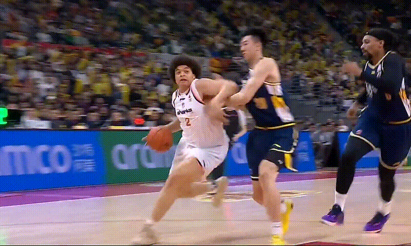 和赛前预想的一样，广东队的内线被冲烂了上海队大白边下去了人家还有王哲林跟洛夫顿，