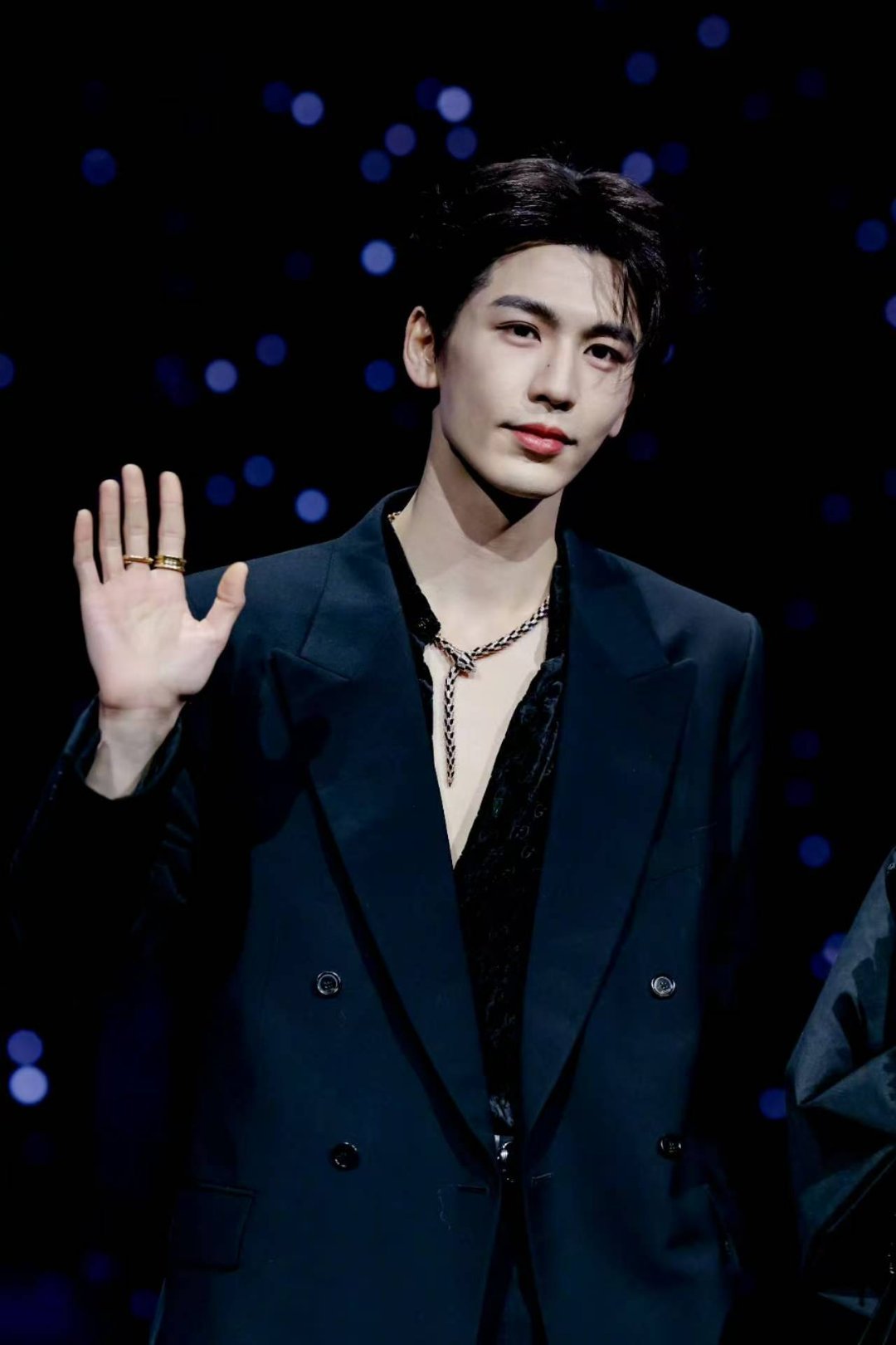 新年大吉喝王老吉张凌赫从跨年帅到微博之夜  微博之夜封神！张凌赫携王老吉吉运亮相