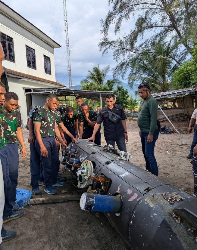 印尼媒体报道称，该国渔民在龙目海峡附近打捞了一个无人水下潜航器，上面印有中船重工