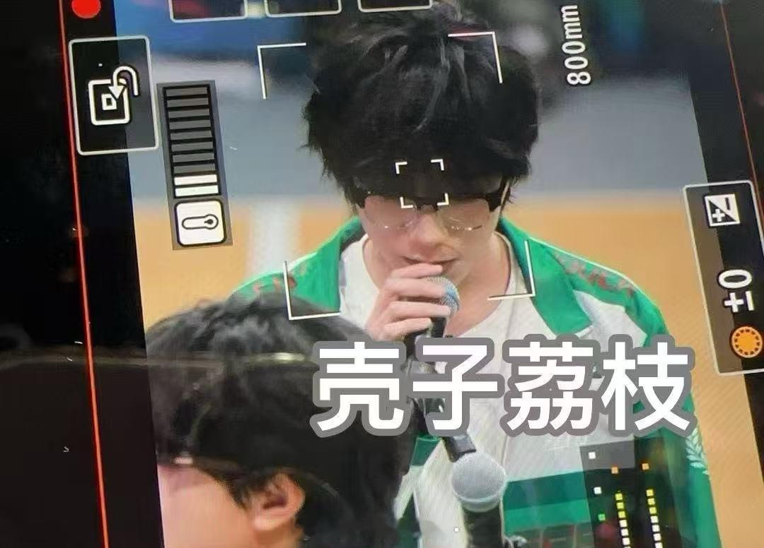 两只手都没有戒指啊.... 