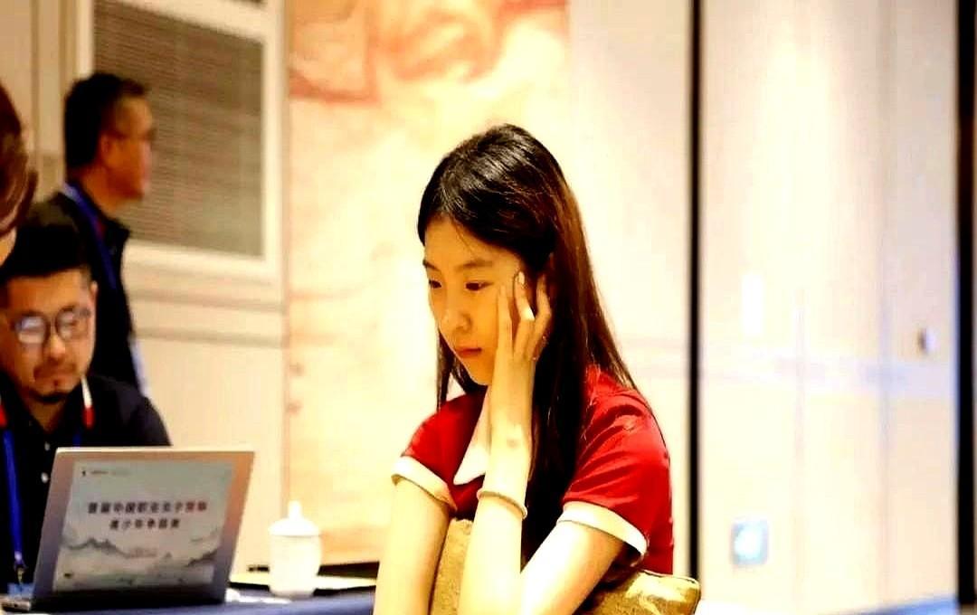 输了一盘，没垮。
三天后提笔再战，直接剃了对手光头。
她不是天才，是台能自己重装