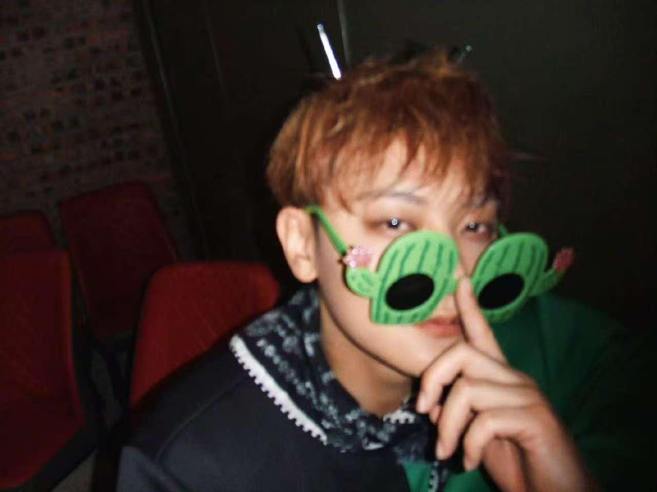 黄子韬肩膀打卡点黄子韬肩膀是兄弟们打卡点黄子韬肩膀是兄弟们打卡点，打卡图我看看 