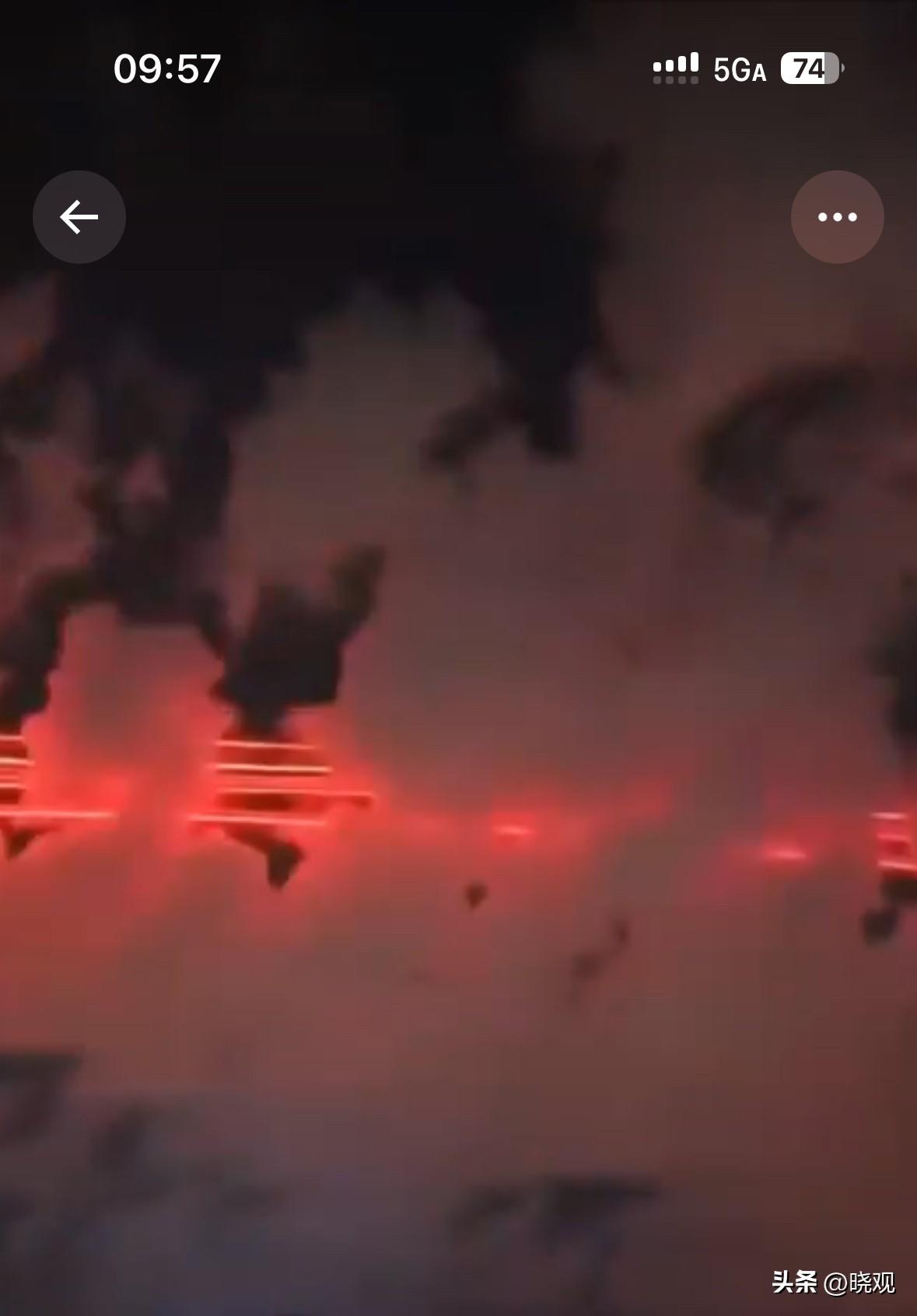 从德黑兰飞向以色列首都特拉维夫的，伊朗高超音速导弹划破夜空时的样子，恶魔带火焰，