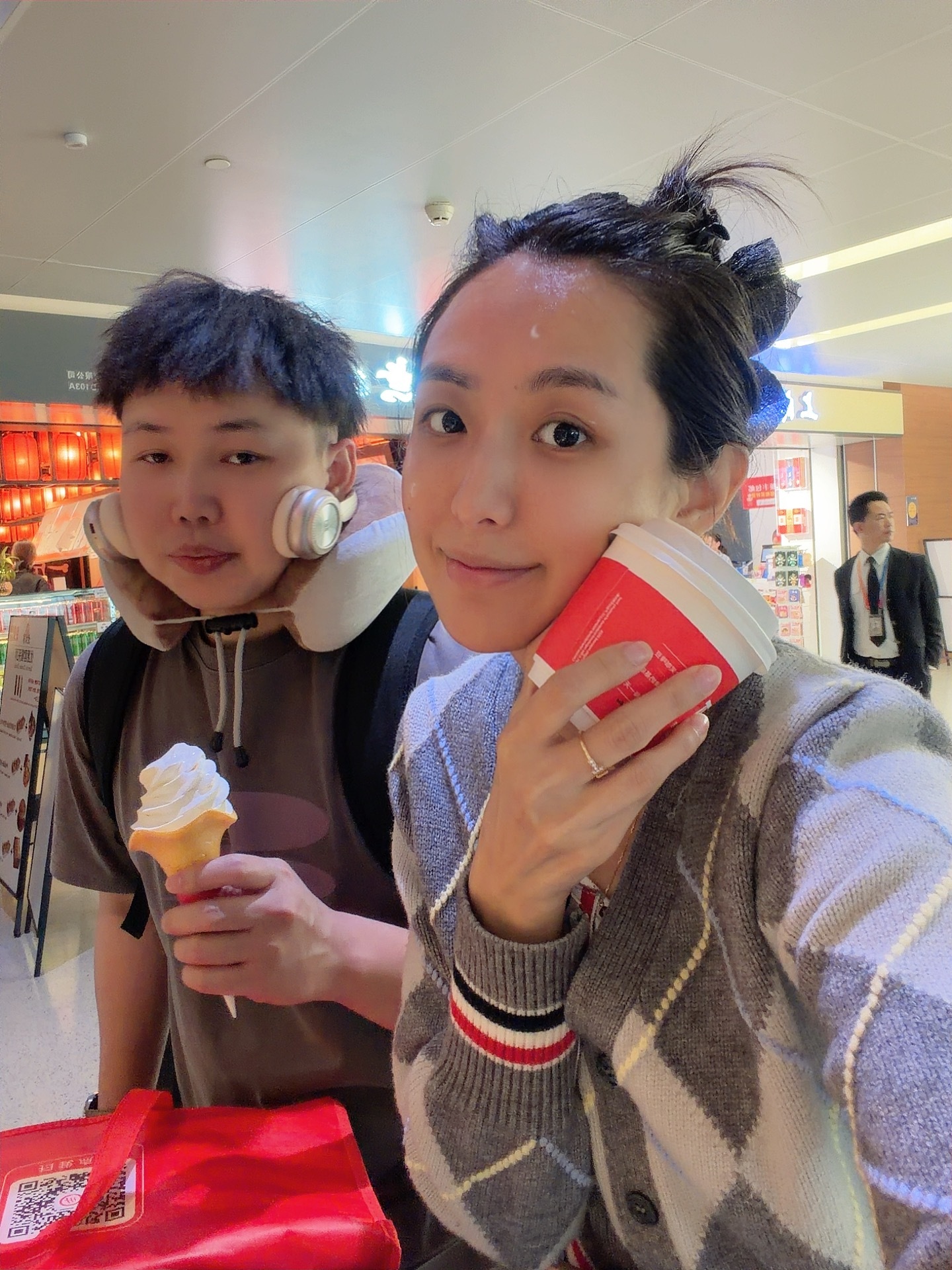 要胖一起胖 必须喊着同事一起吃冰淇淋 坤已经说减肥很久了 但跟我一起出差太难了