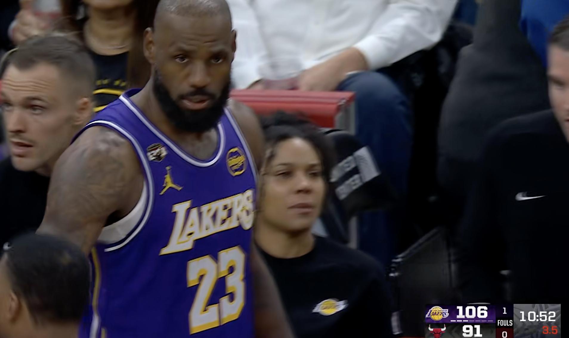 公牛暂停了！湖人领先15分 还有最后10分52秒湖人vs公牛