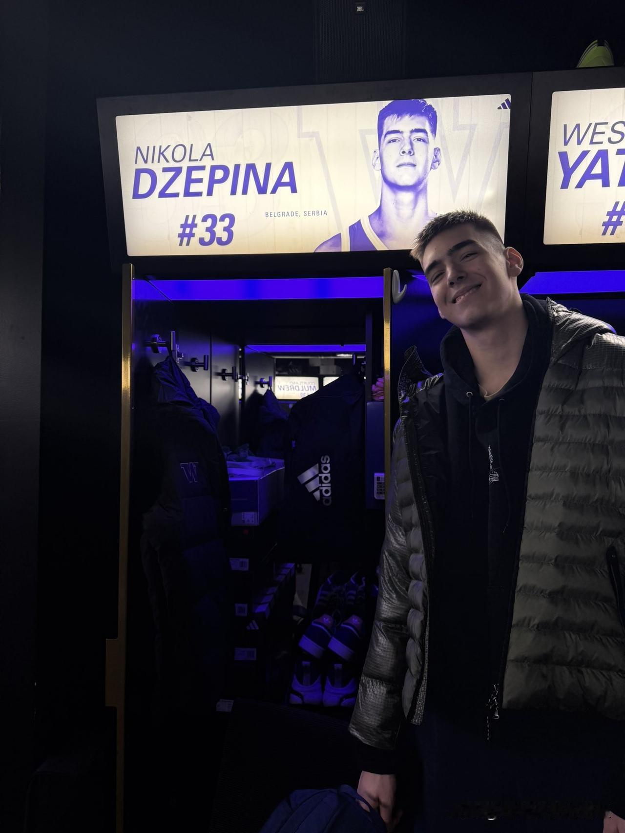 塞尔维亚前锋Nikola Dzepina抵达华盛顿大学，他将身披哈士奇33号球衣