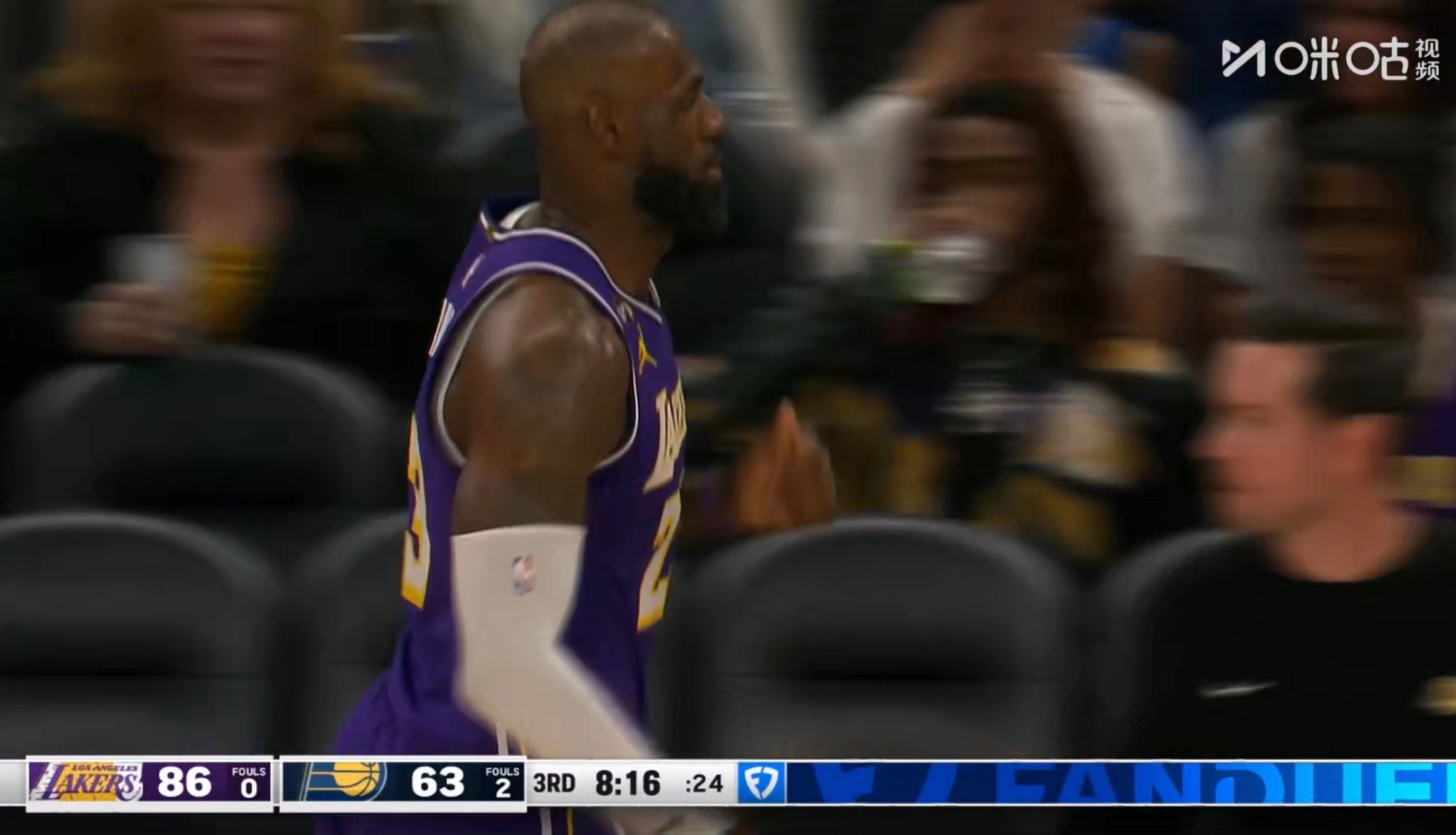 老詹传海斯空接，打停步行者。我以为老詹要投三分了，就这样的大空位还有这么好的视野