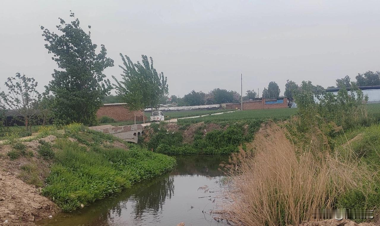 喜欢钓鱼的你会买钓箱吗？店家说，钓箱其实没啥用？
好不容易抽出点时间去钓会鱼，到