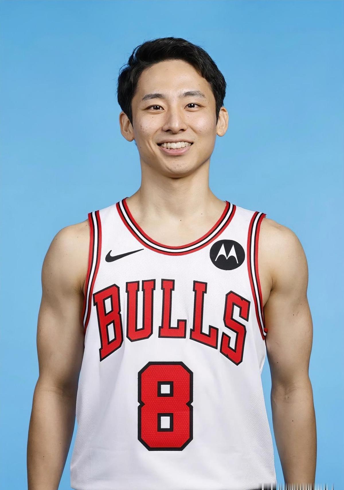 河村勇辉1米72，站上NBA替补席了。
中国球员，连门都没摸到。
不是没人练，是