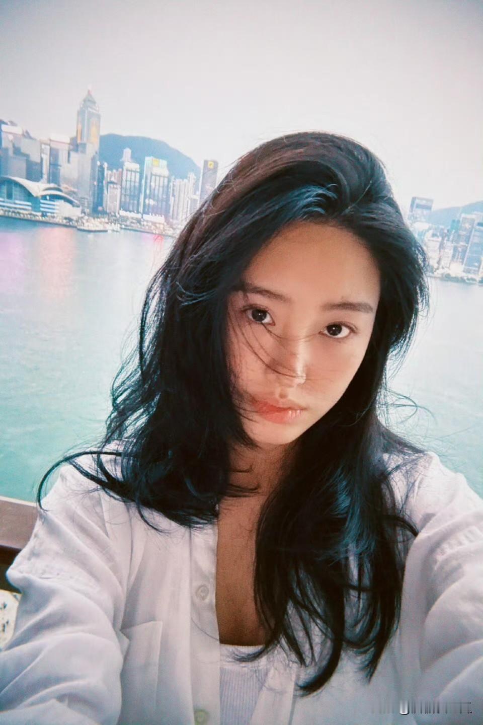 越来越搞不懂杨采钰
以前陈金飞都大方承认了
现在这个年轻有为的青年才俊她怎么就不