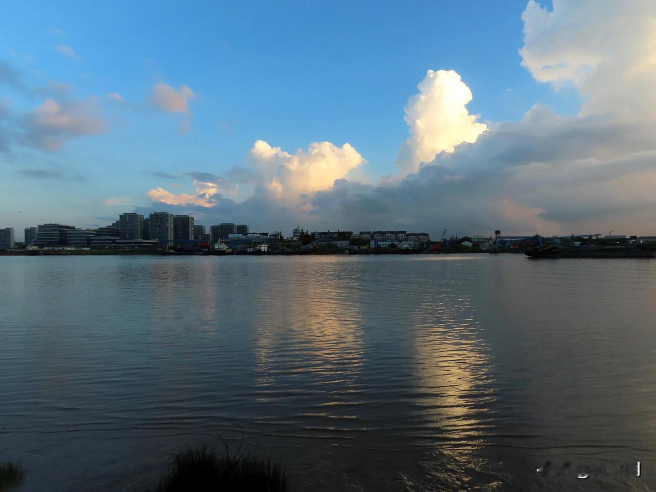 云卷云舒日将暮，霞光万道照江流