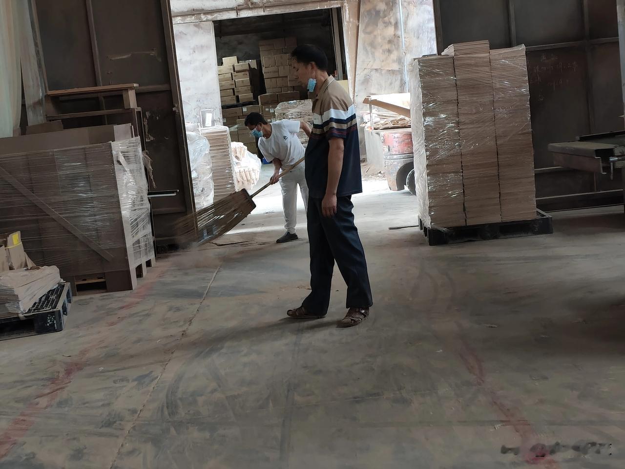 真心话茶局临时工第一天厂里上班，组长让他开锯还嫌他慢。人家从来没接触过锯，应该循