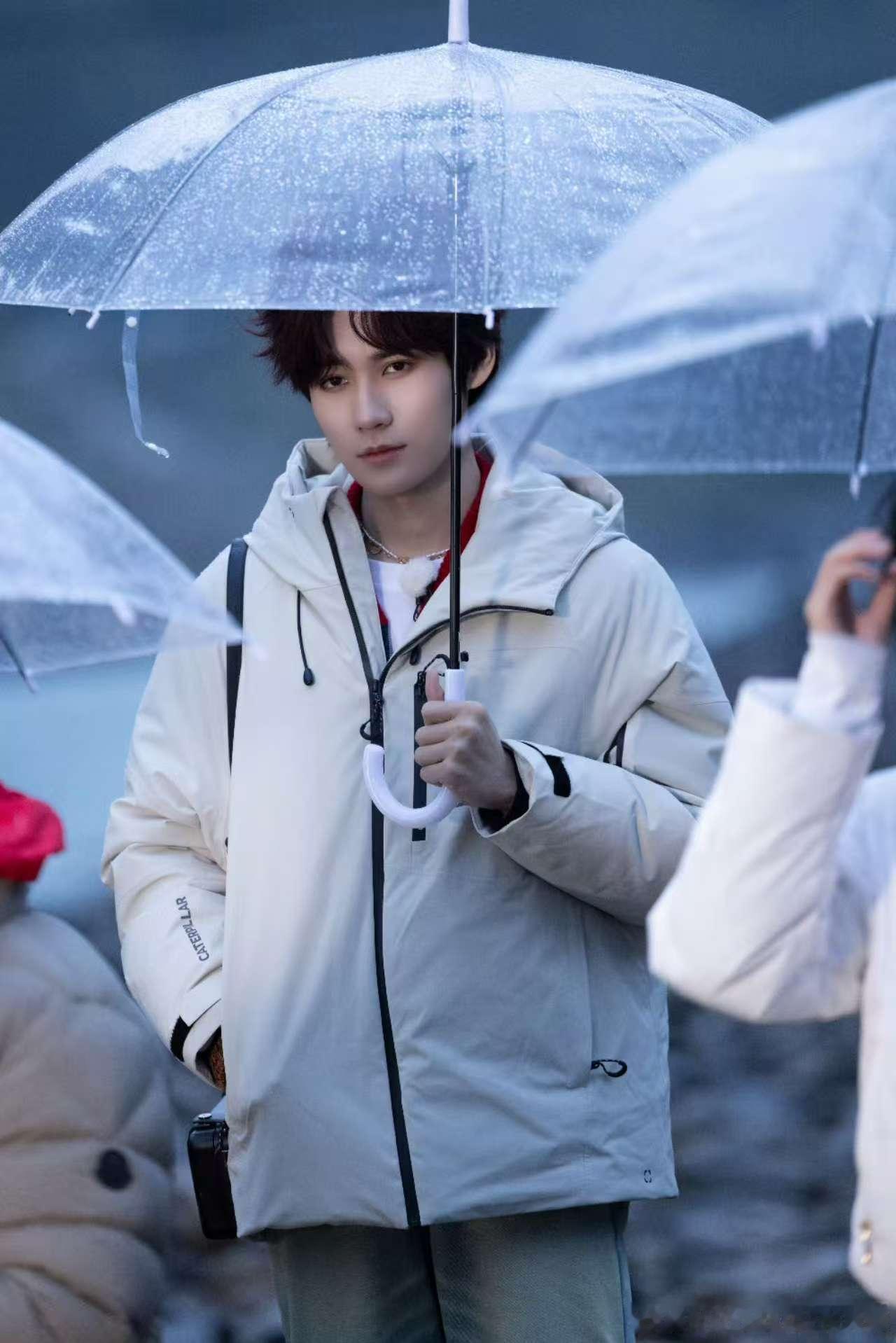 张真源撑伞张真源单眼射箭张真源单眼射箭，帅的，