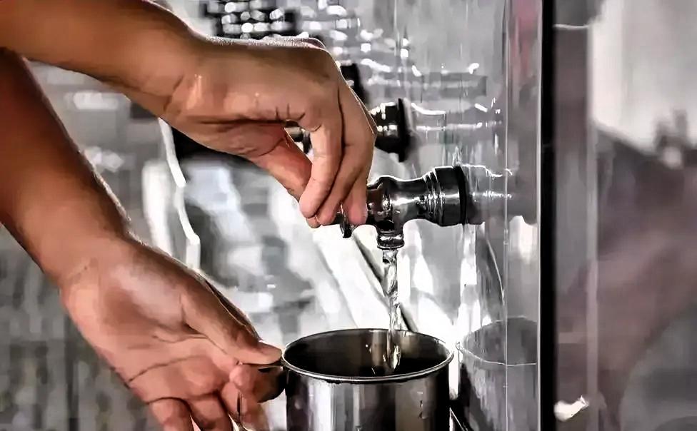 果然事教人，一教就会！
福建泉州学生喝热水计费后续来了，学校已停止收费，此次整改