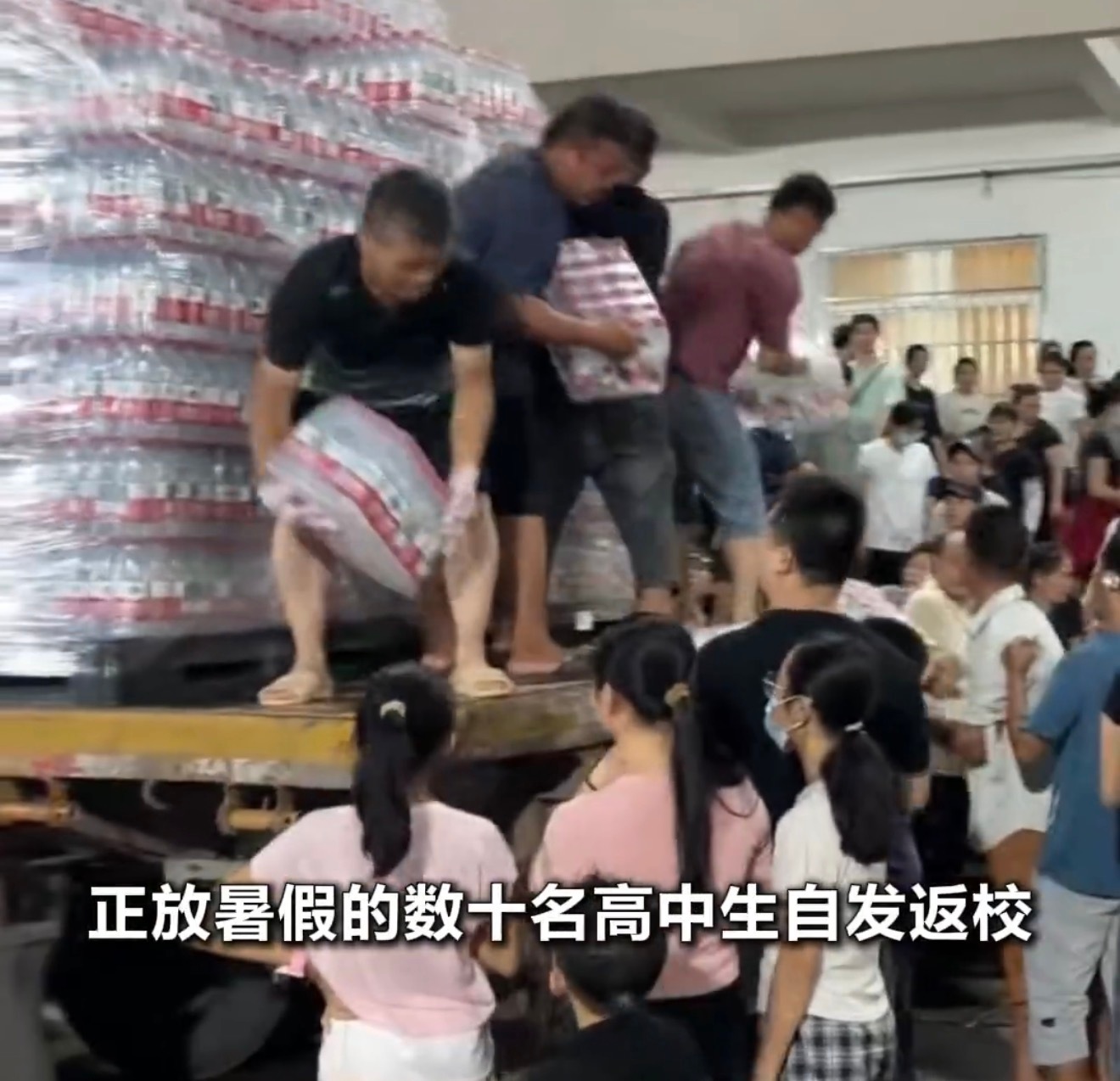 广西高中生自发组织搬运捐赠饮用水洪水漫过街道，村庄被淹，家园一夜之间面目全非，洪