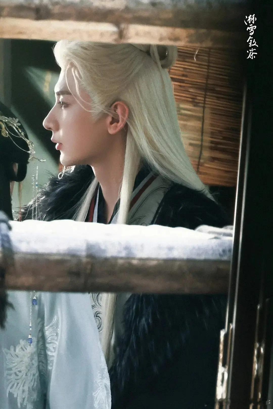 成毅第一张这侧颜可真……对比之下龚俊的侧颜简直是神仙～ ​​​