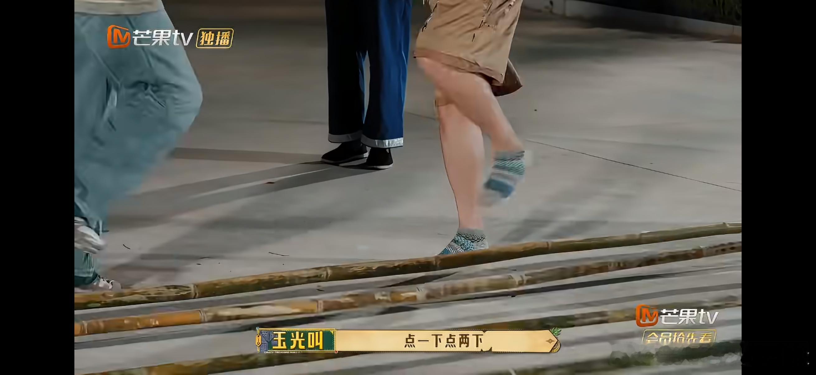 黄子弘凡跳竹竿舞点到笑穴 跳竹竿舞跳成爆笑现场，黄子弘凡的快乐太有感染力了，夹脚