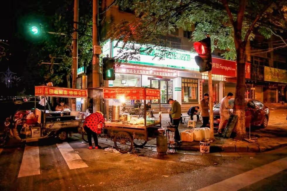 郑州“摆摊神话”破灭：有人亏光积蓄，有人已经回流富士康
 
你刷短视频的时候，肯