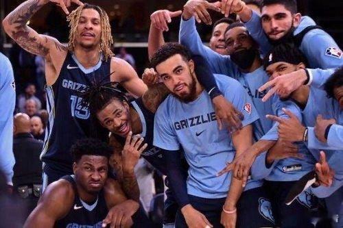 NBA常规赛：马刺VS灰熊          马刺在主场110-115不敌开拓者