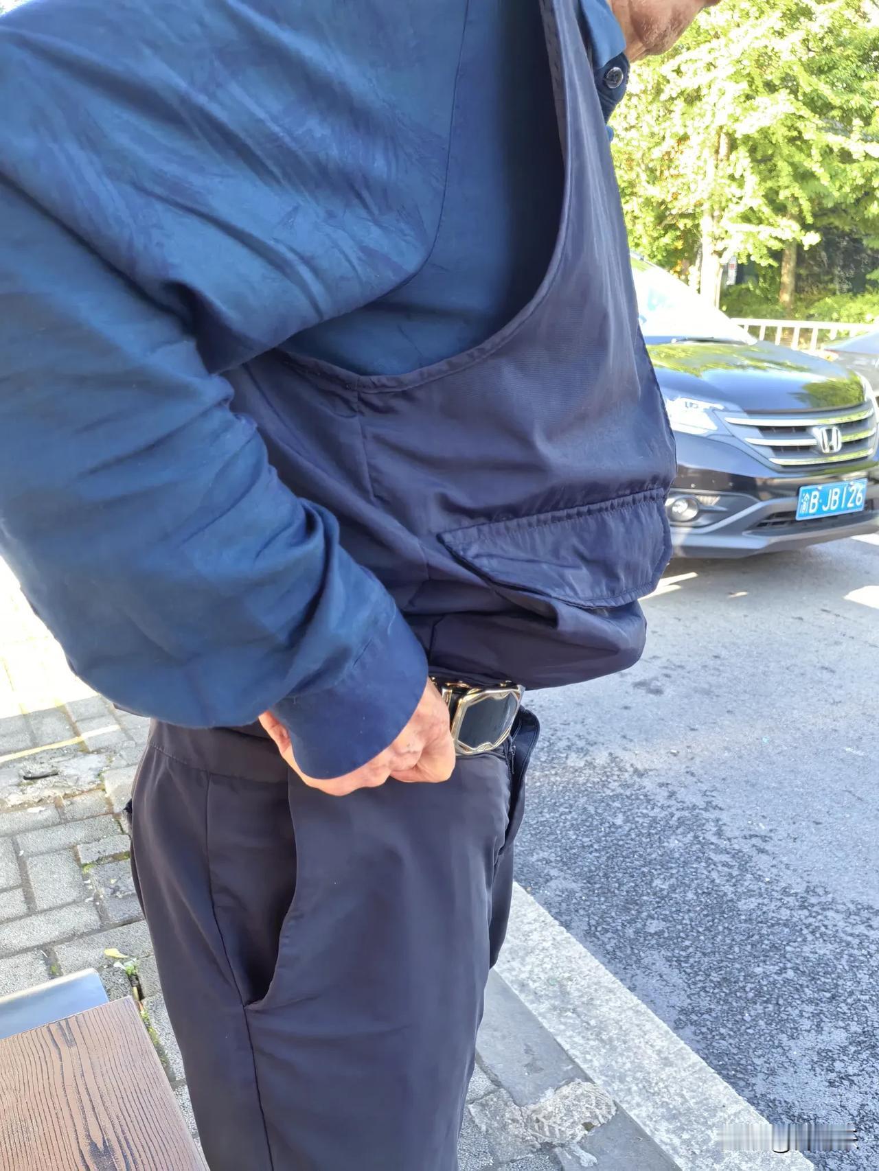公交站台上的老人，让我看到了岁月的模样

今天突发奇想，想坐在黄水大剧院公交站的