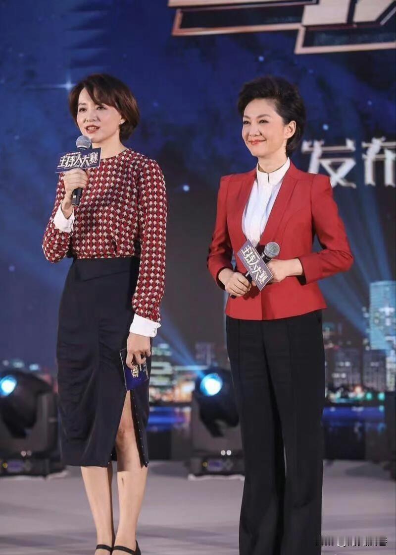 两大央视一姐现场同台主持照。左边的是央视春晚著名主持人董卿。右边的是新闻联播主持