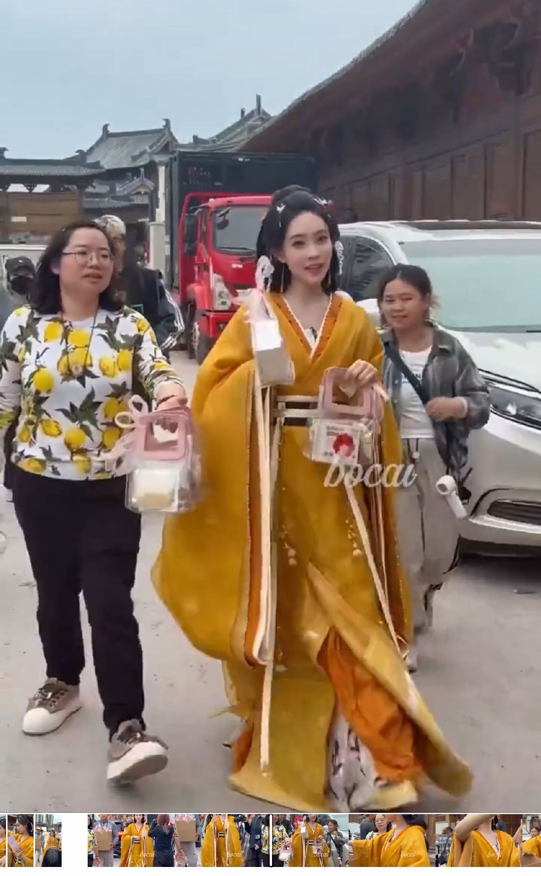 孟子义送粉丝礼物路透 孟子义百花杀黄裙造型 孟子义百花杀剧组路透太甜啦！黄裙造型