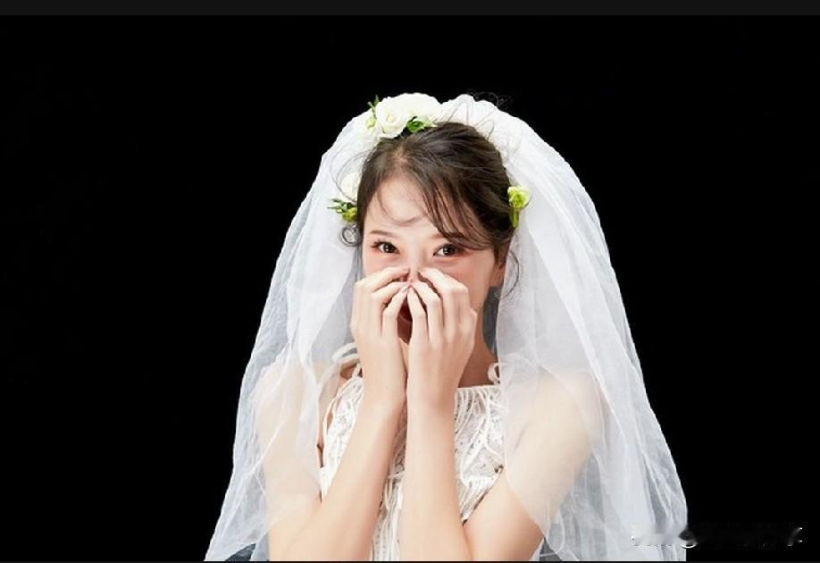 婚车到了，新娘却死活不下车。伴娘支招：“再掏十万下轿礼！”

新郎一家急得满头汗