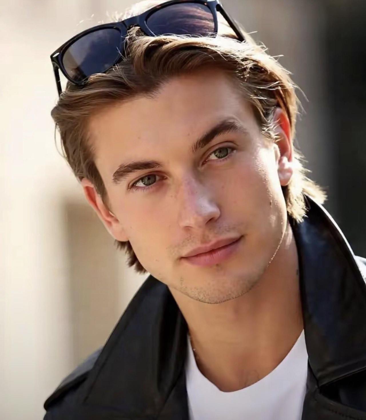 海莉·比伯（Hailey Bieber）这颜值，妥妥是为男性滤镜而生的呀！一键操