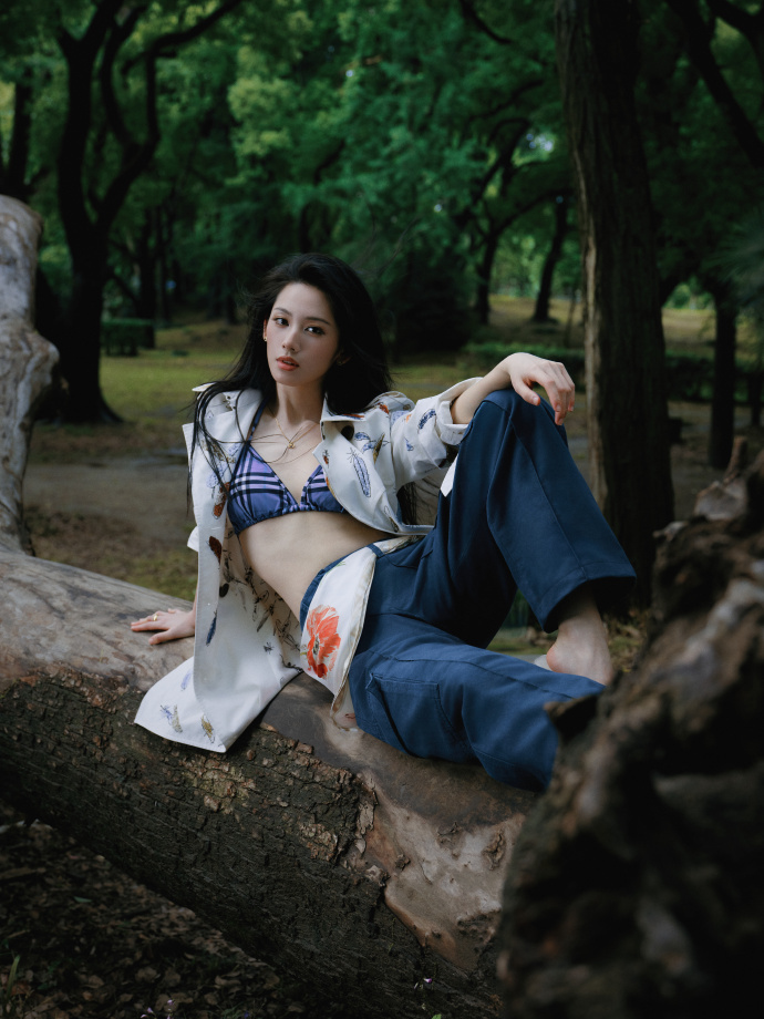鹤秋终于舍得露马甲线了 鹤秋凭多部剧集收获观众好感 亮相 VOGUE 活动 身着