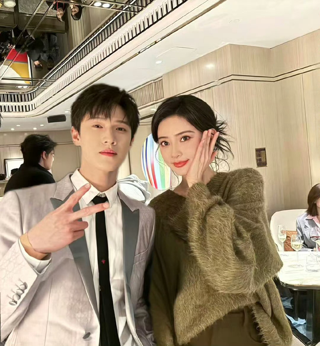 孟子义李昀锐星光大赏聚餐照 豹豹猫猫又来了[抱一抱] 