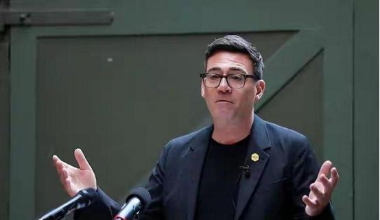 欠中资的钱怎么办？英国新首相站在唐宁街十号门口，对着全世界的镜头说：英国要重归稳