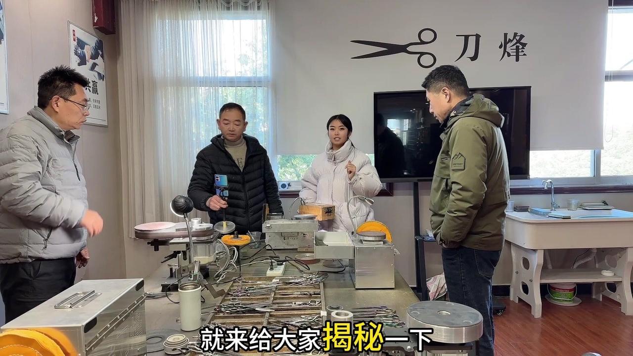 👂第一次见老师傅磨美发剪刀，原来步骤这么讲究！

收到新客户寄来的两把剪刀，是