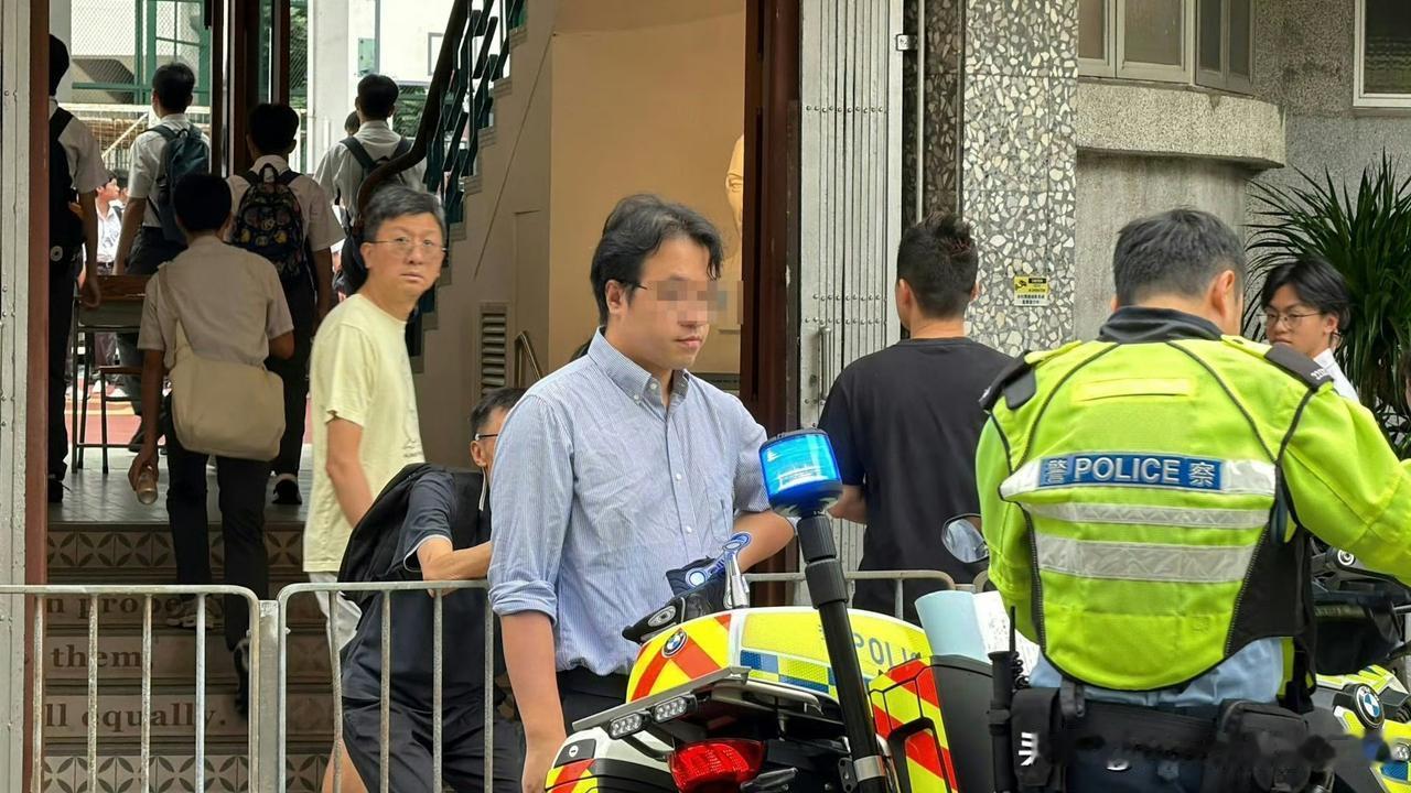 这位同学开学第一天，父母开车送到学校，同学下车，爸爸就把他的脚给碾了，刚好附近有