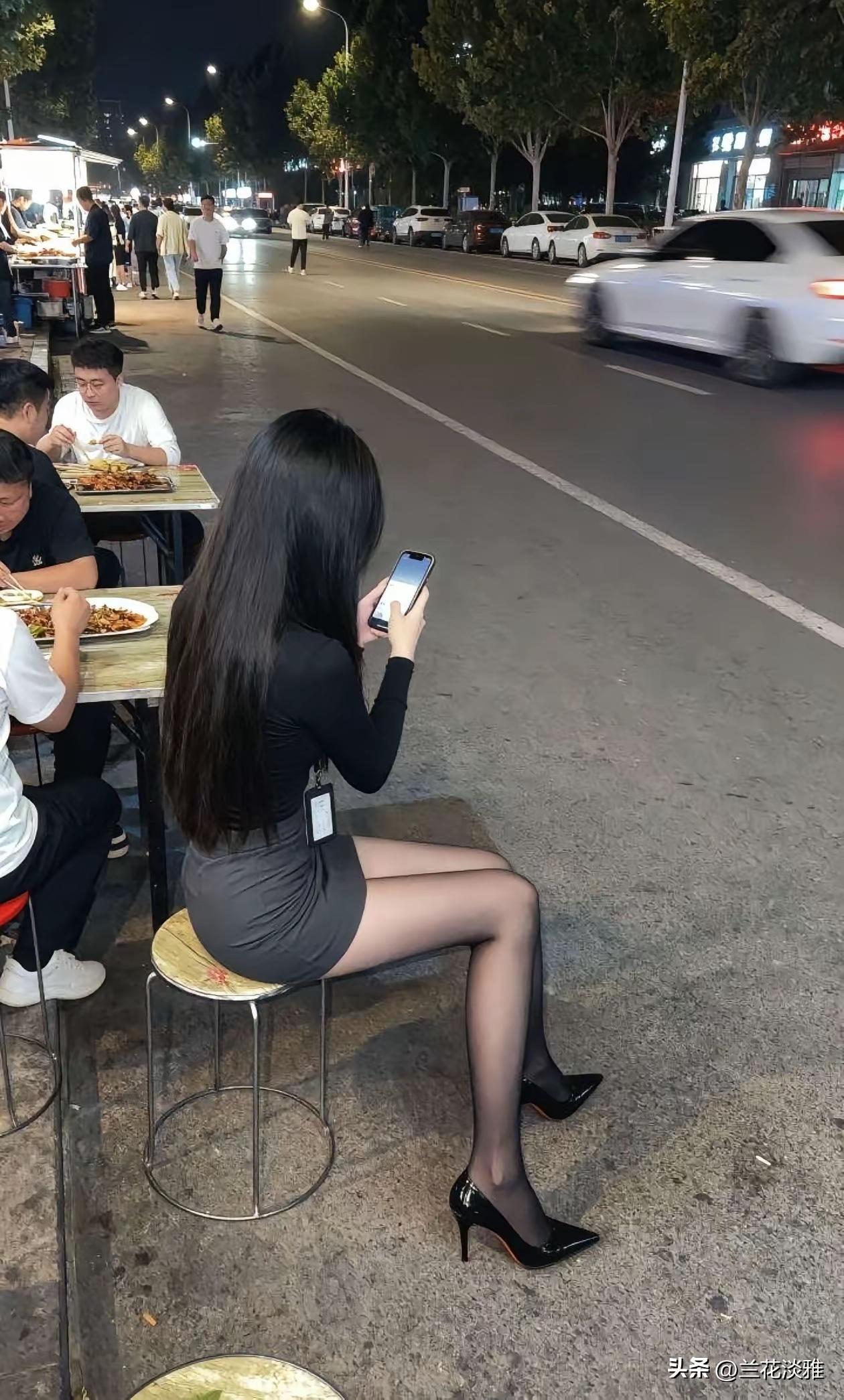 等男朋友的美女