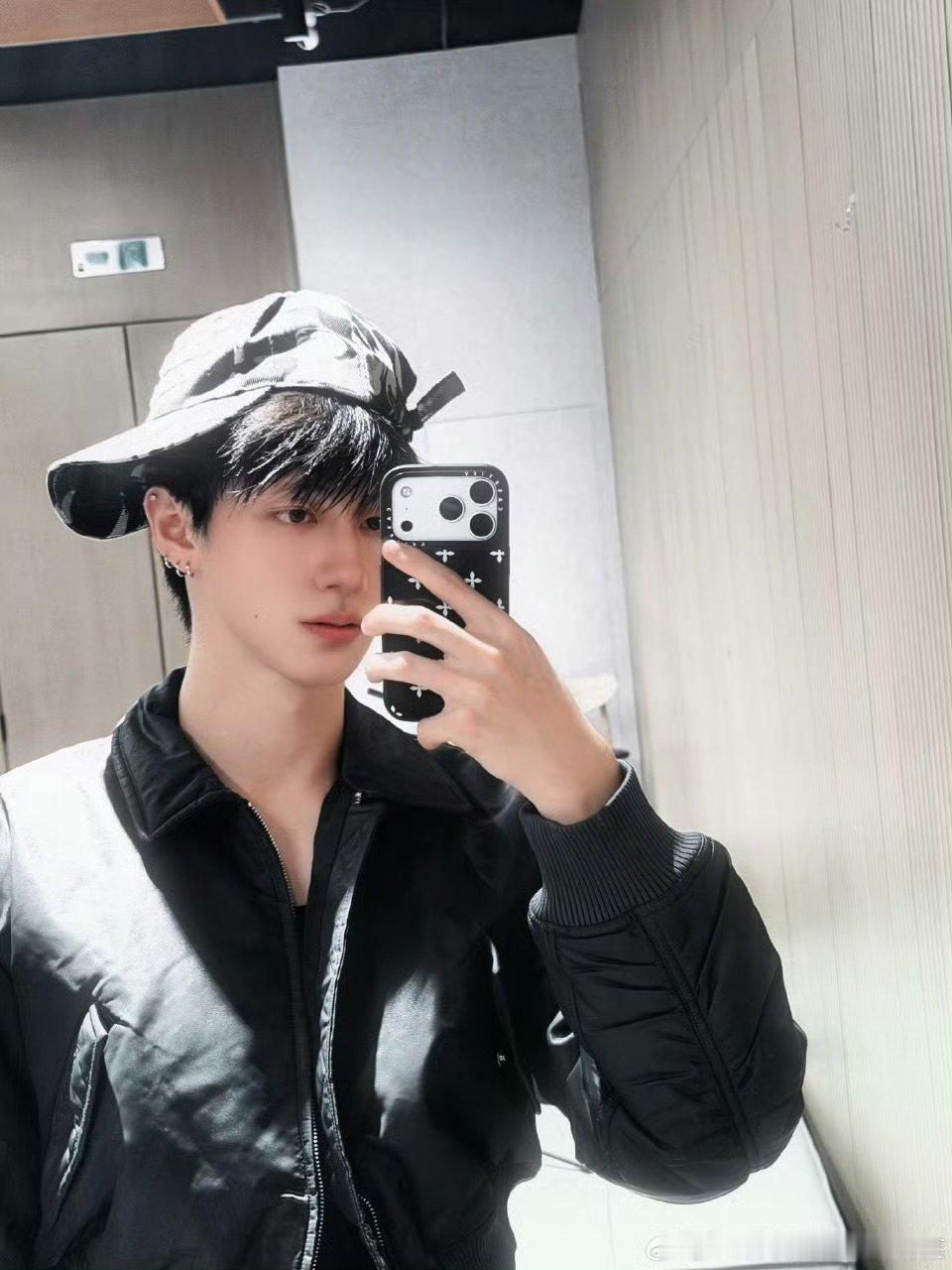 朱志鑫的小黑小白一天朱志鑫的小黑小白一天 