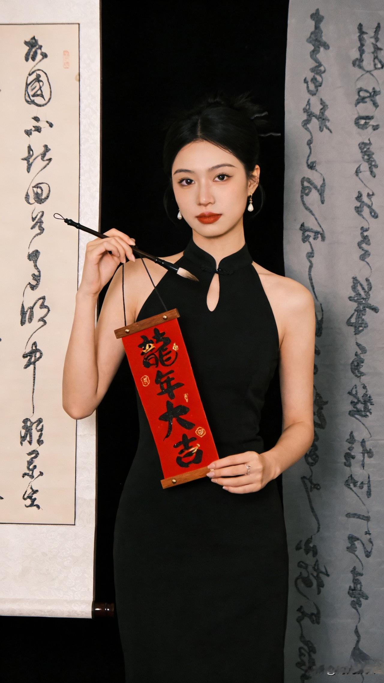 久仰头条藏龙卧虎，楹联高手遍地走！
今日偶得一上联，在楹联群里抛出去，竟无一人能