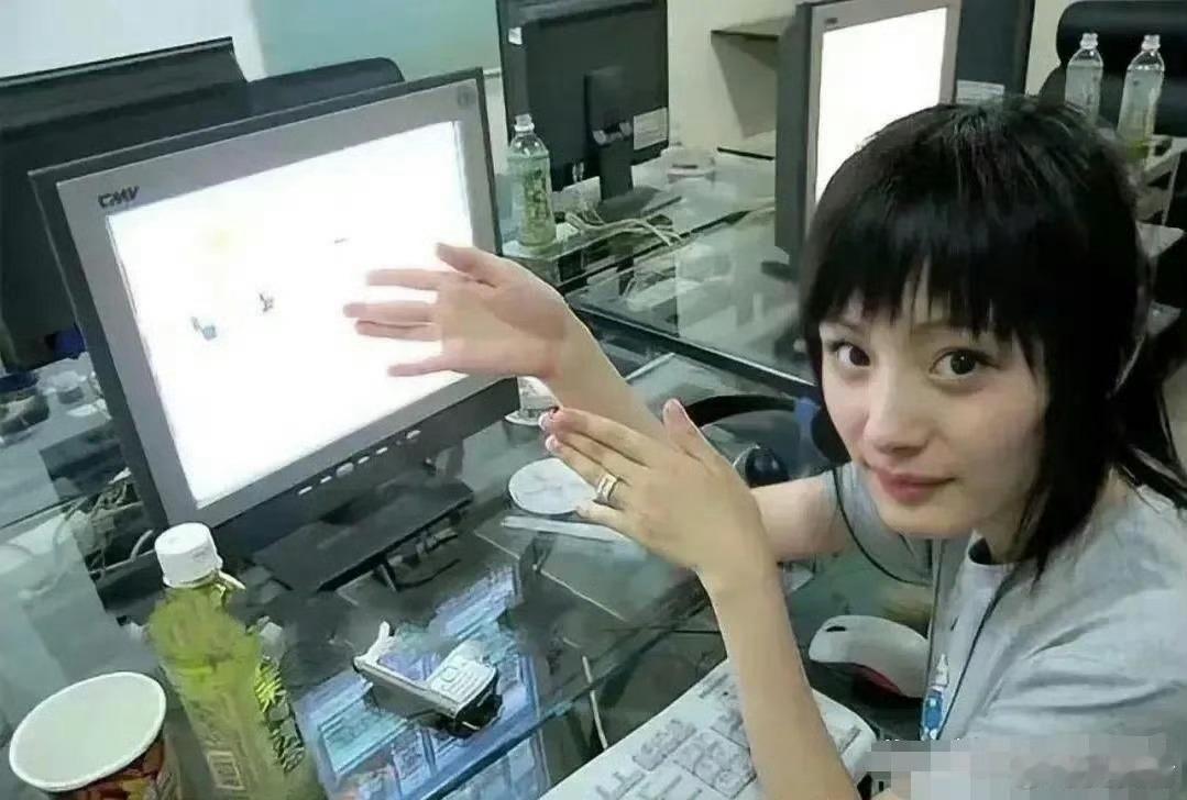2007年，在网吧上网的杨幂 ​​​