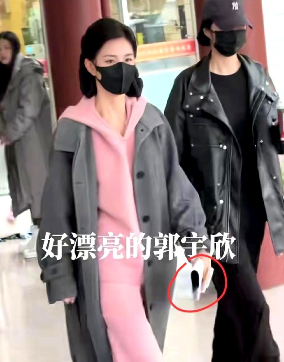 认真也能上热搜？

短剧演员郭宇欣靠“死磕剧本”拿奖了。

她没神颜，也没爆剧，