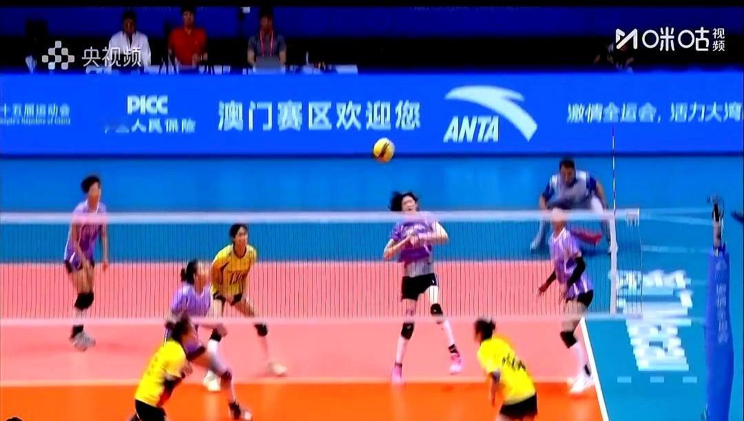 当你以为女排比赛只是拼攻防，实际上，李盈莹的28分逆转成了真赢家。

福建队先下