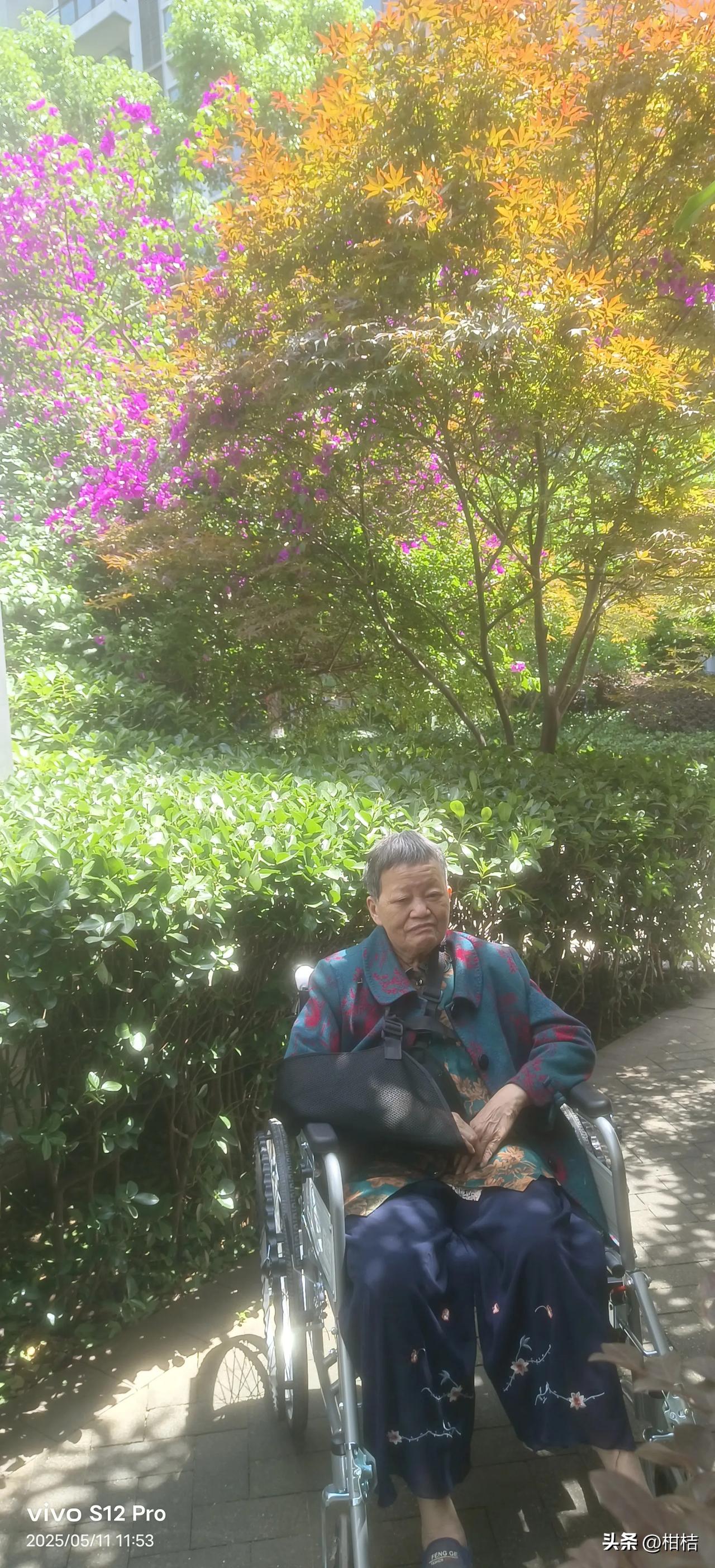 自身骨骰头坏死，还要在医院照顾脑梗的老人，是一种什么样的体验