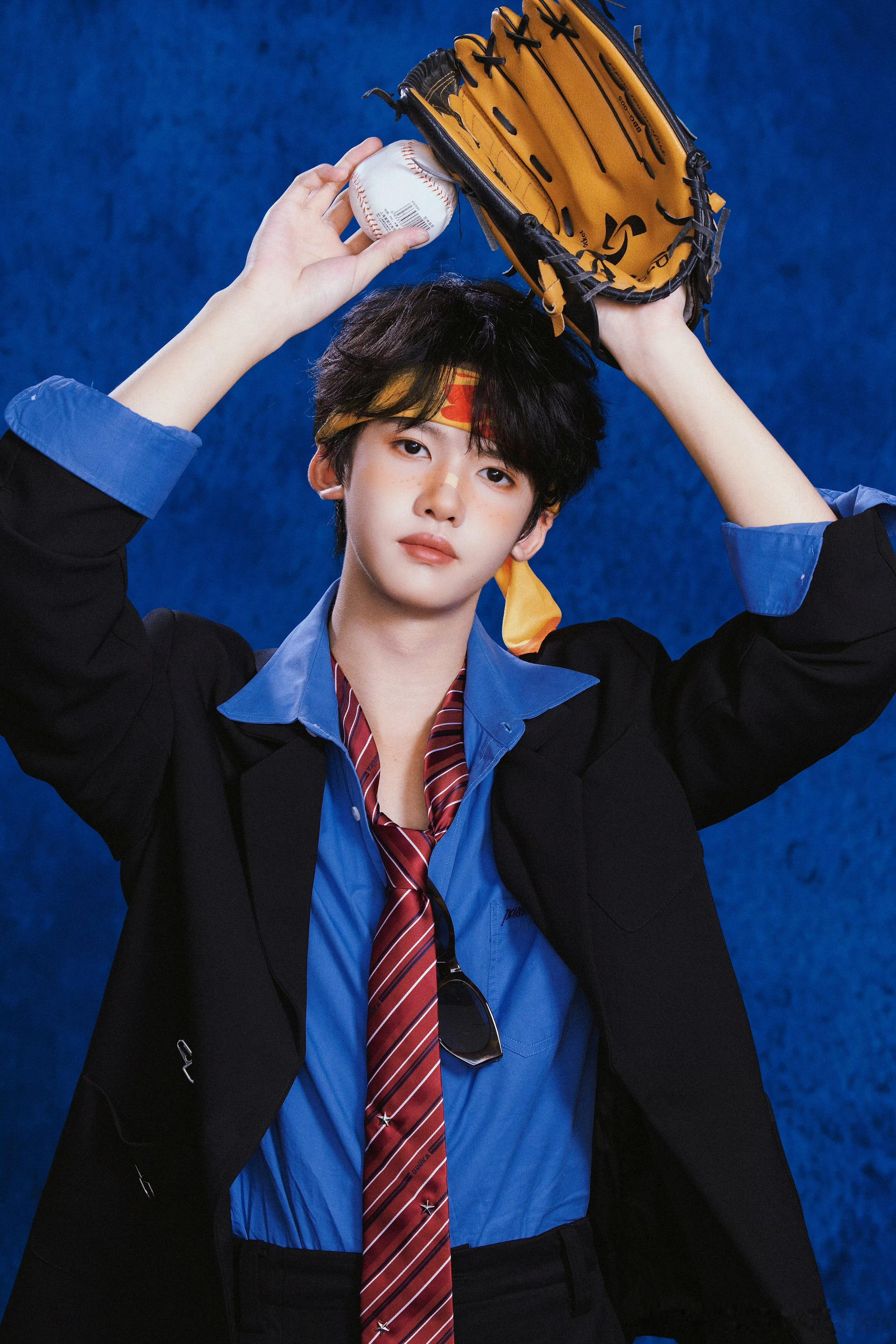 张奕然发带wink   救命张奕然这组发带wink也太萌了吧，感觉已经置身美高了