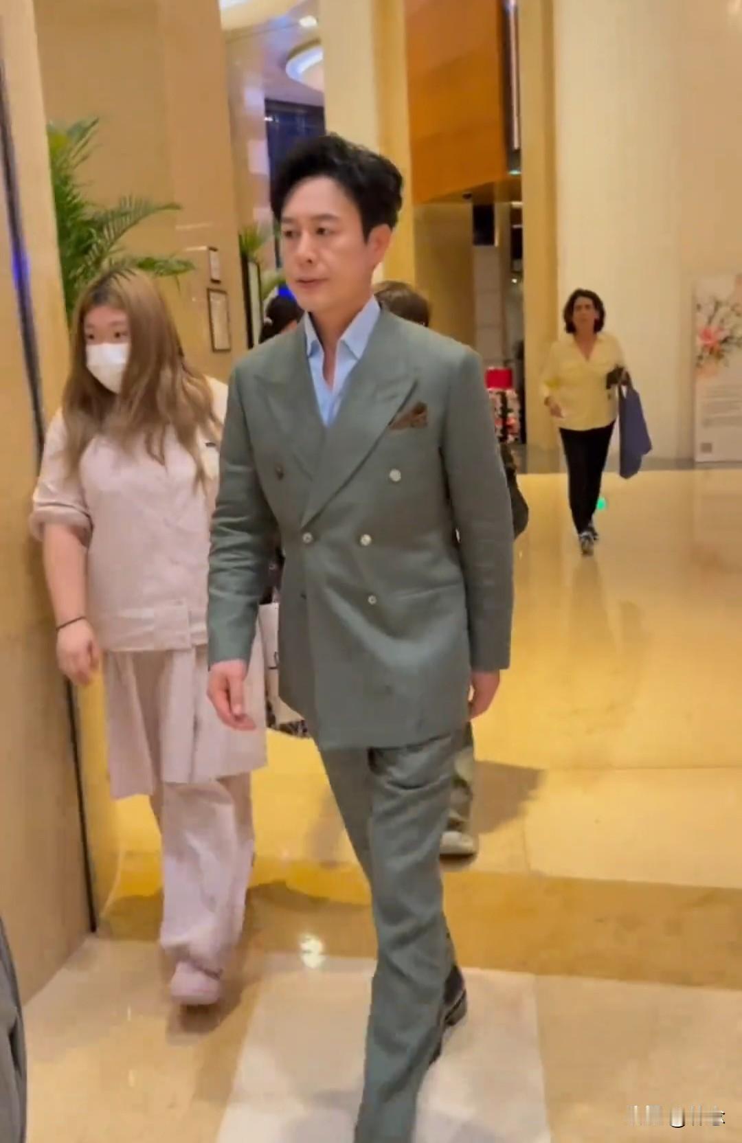 张颂文高叶同框出席活动，大哥给大嫂颁奖，顶峰相见，好甜啊[小鼓掌][小鼓掌][小