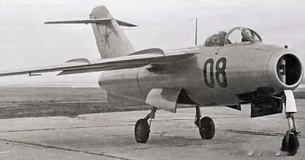 苏联1947年11月8日，萨拉托夫飞机制造厂开始批量生产La-15喷气式战斗机。