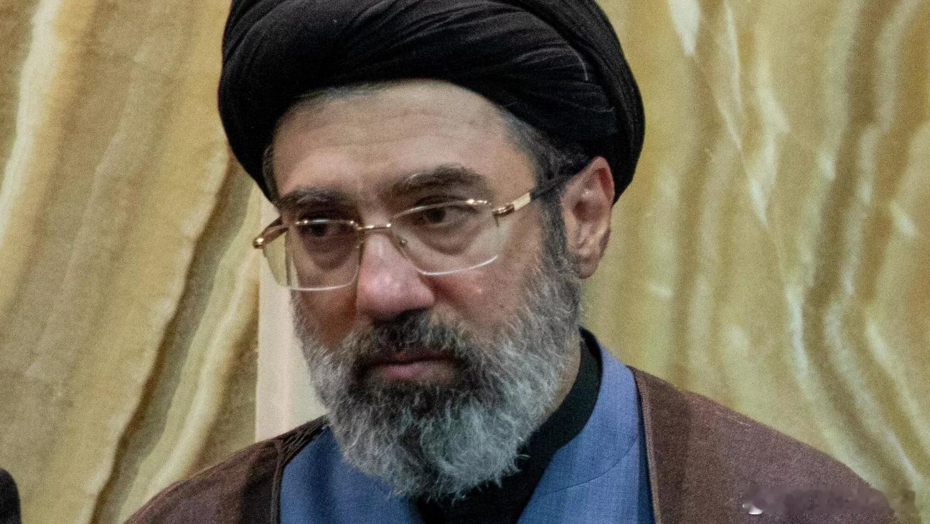 伊朗最高领袖突然发文若从军事角度进行分析，伊朗最高领袖这是在打心理战。目标很明确