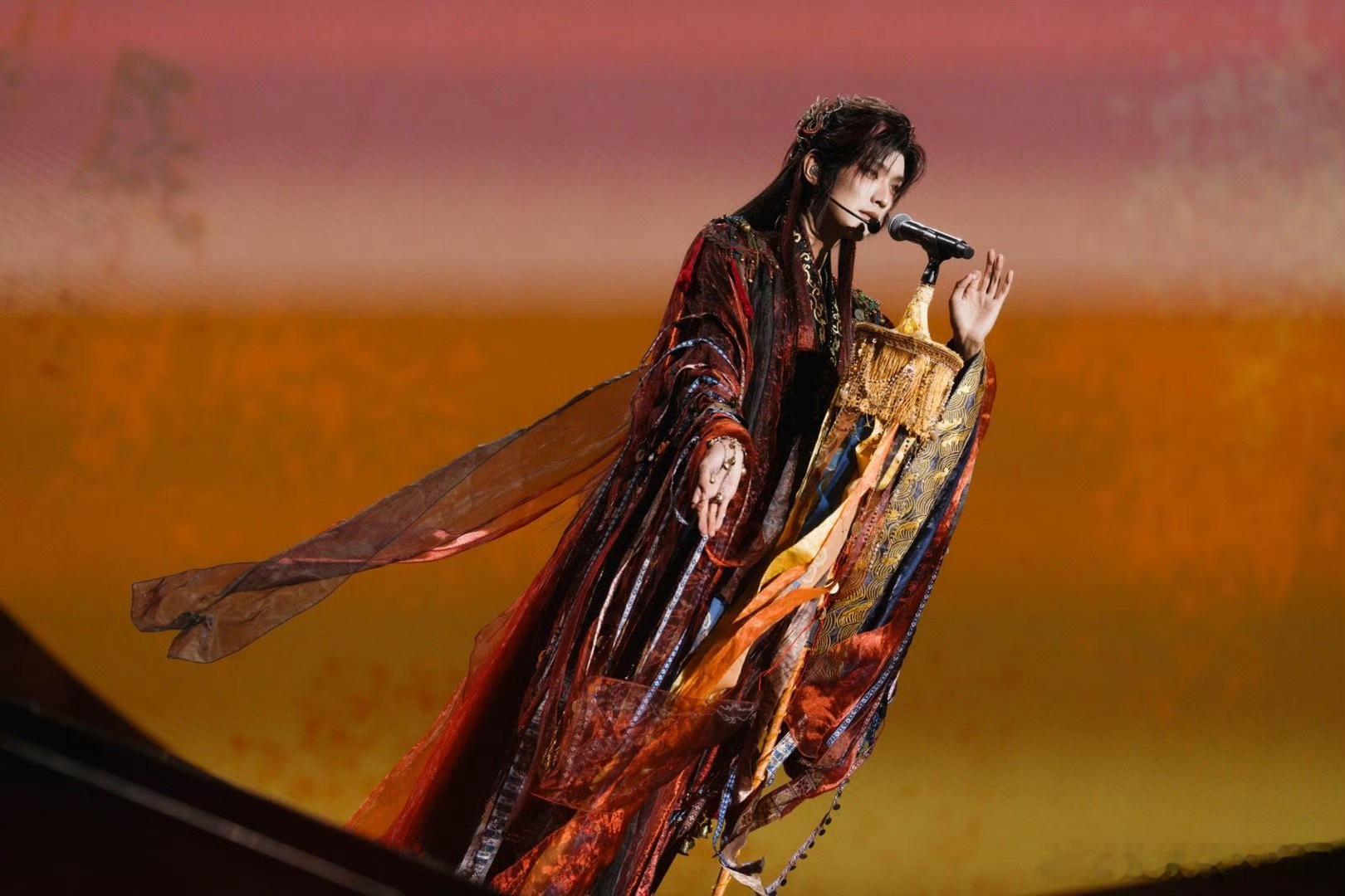 这居然是王敬轩 王敬轩完美演绎鬼狐精怪！暗纹长袍搭半透纱披风，建模脸在灯光下更显