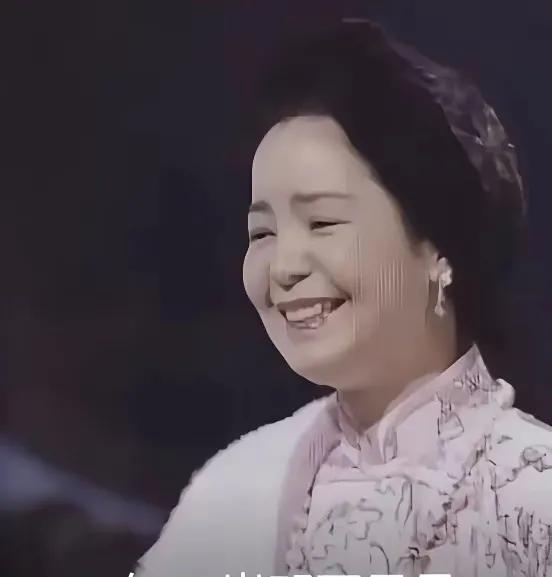 邓丽君的这张照片看着好像唐朝的“仕女图”，邓丽君这张照片的年龄是40多岁，也是女
