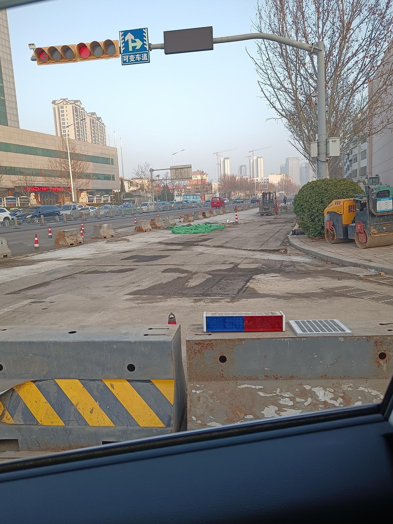 天衢中路东来顺东雨污分流工程快完活了，准备铺沥青了。