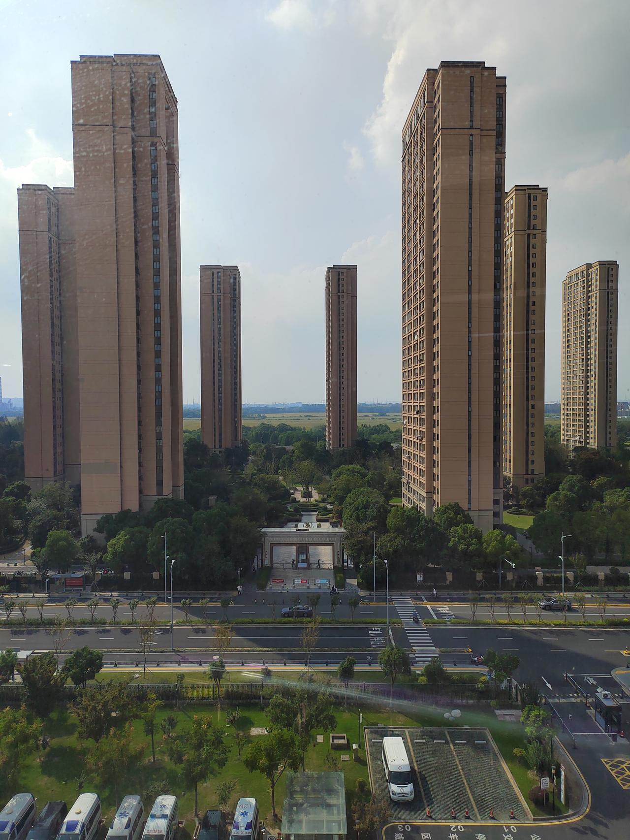 “千万别买这个牌子的饮水机。”同事气愤的在办公室嚷道。

同事家去年底买了新房，