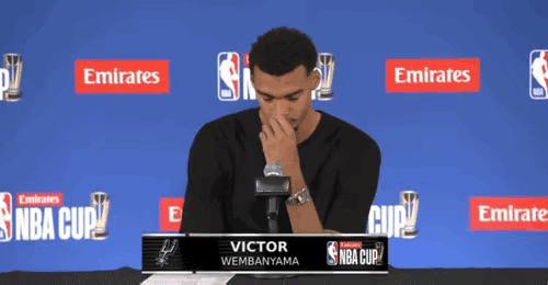 赛前祖母去世！赛后文班哭了！忍着悲痛打完决赛文班亚马祖母离世体育 北京时间12月